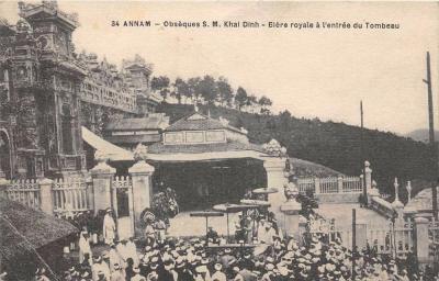 A crowd at the entrance to Ứng Mausoleum